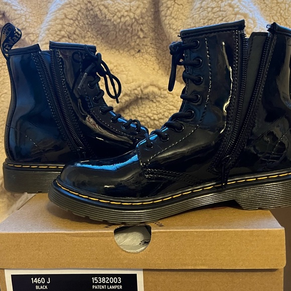 Girls black patent Dr Martens - Picture 3 of 5